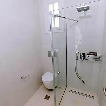 מלון דירות Hercules Luxury Living 4*