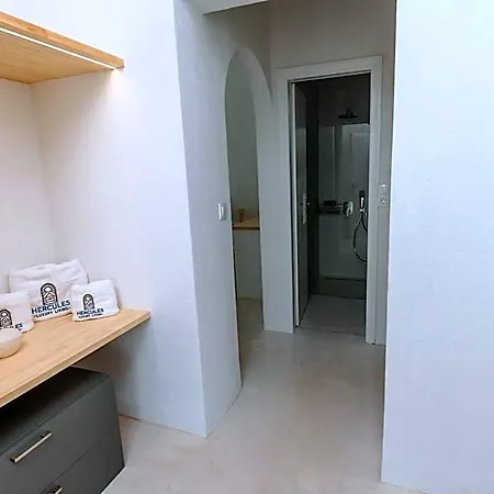 Hercules Luxury Living נאוסה